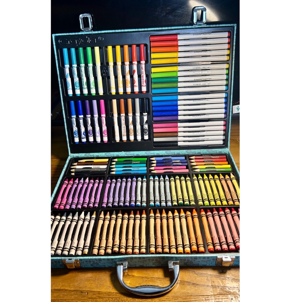 Crayola Minions 2015  markers color pencils 140pc Set art set retired color case